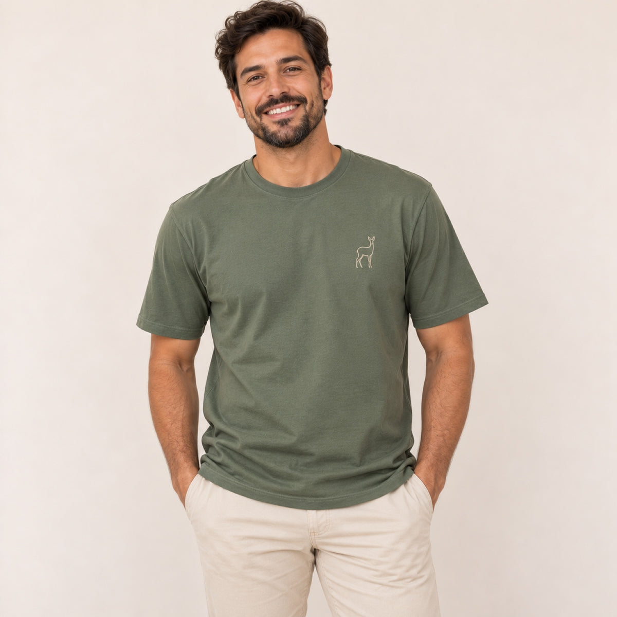 Camiseta Como a Corça – Verde Sálvia – vestida