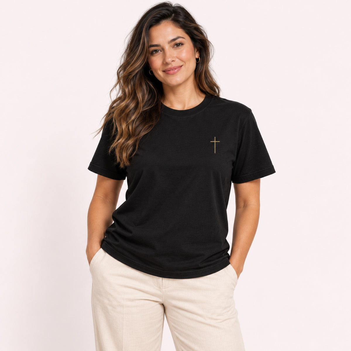 Camiseta Básica Cruz Dourada – Preta – vestida
