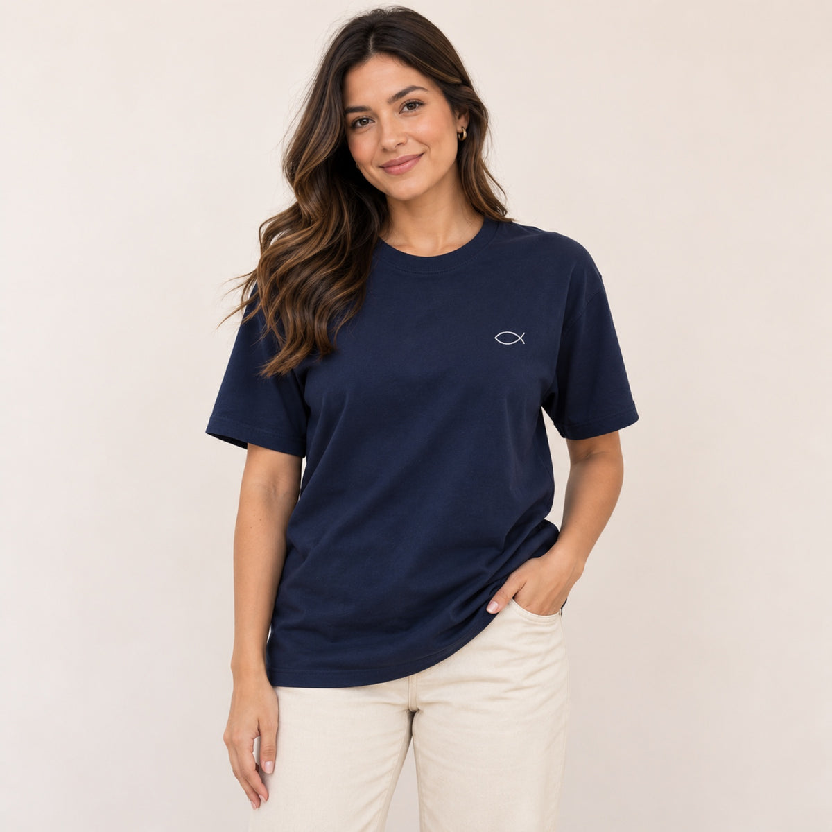 Camiseta Básica Ichthys – Azul Marinho – vestida