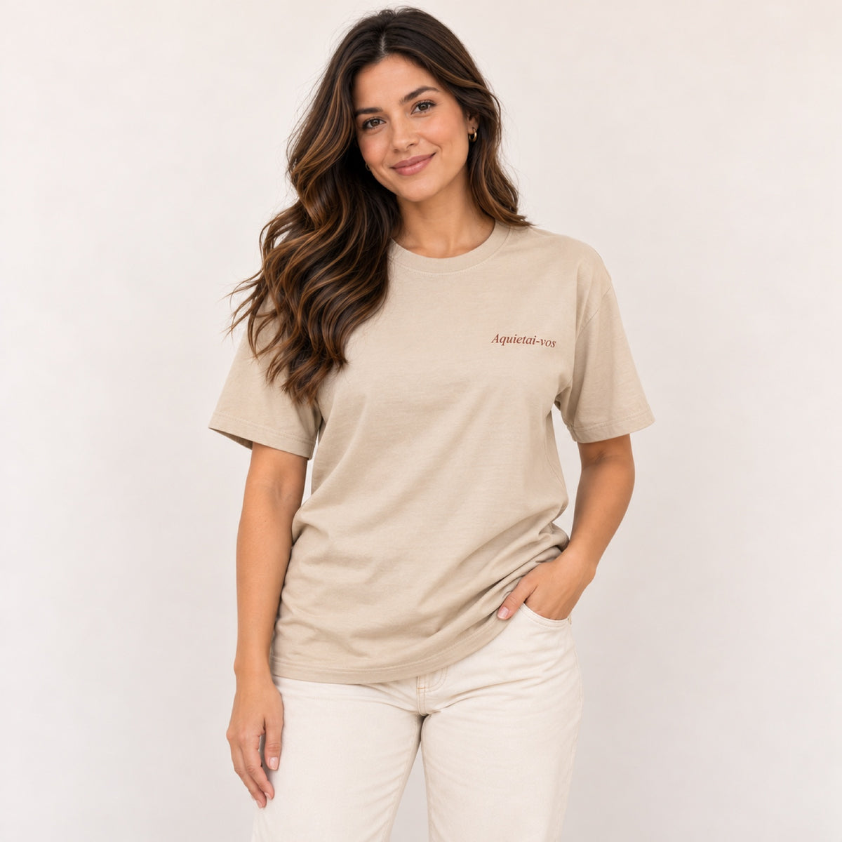 Camiseta Aquietai-vos – Areia – vestida